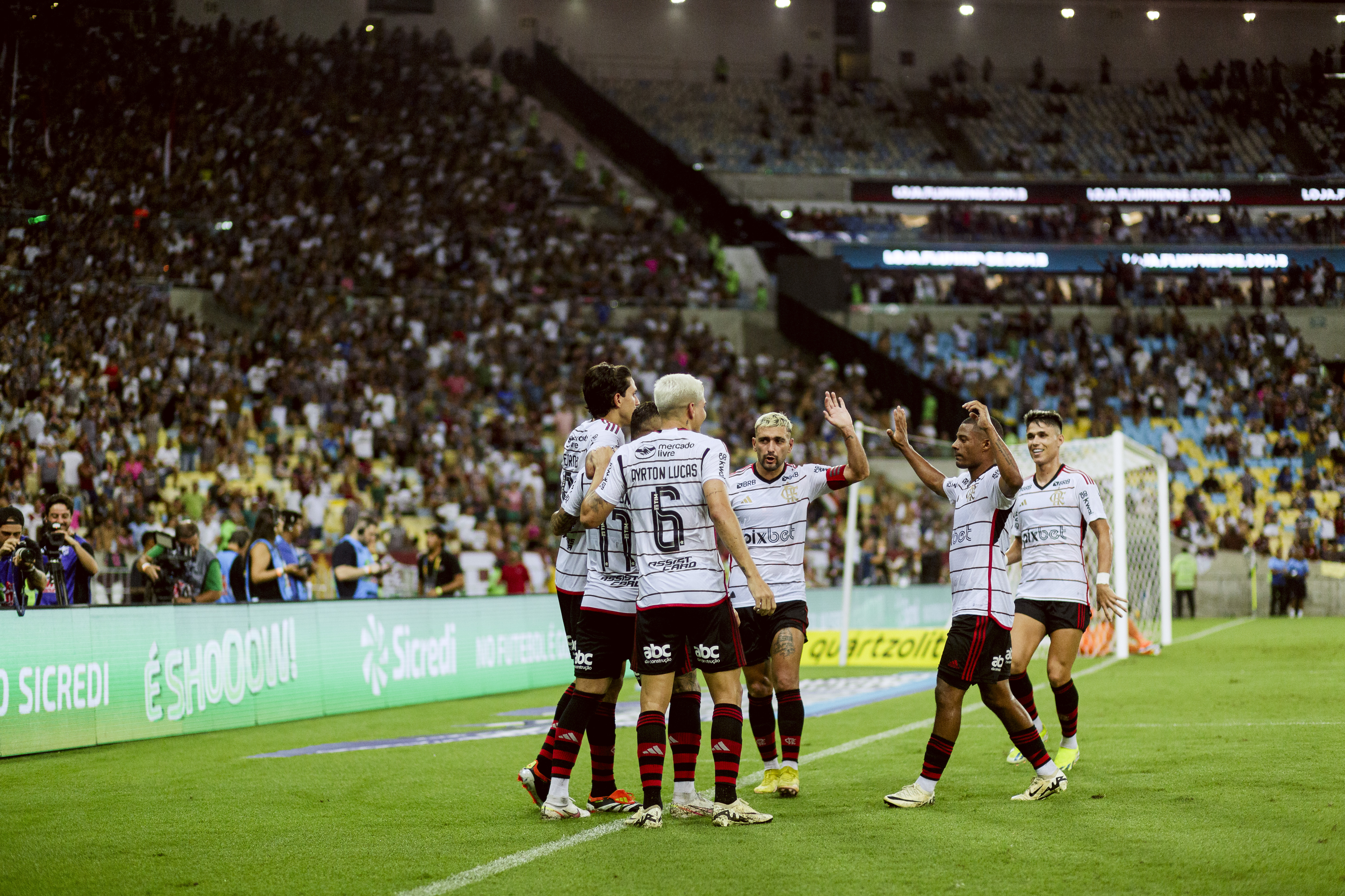Jogadores do Flamengo comemorando em campo